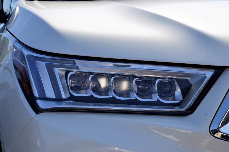 moto-CANTARON-min_acura-headlamp-2834131